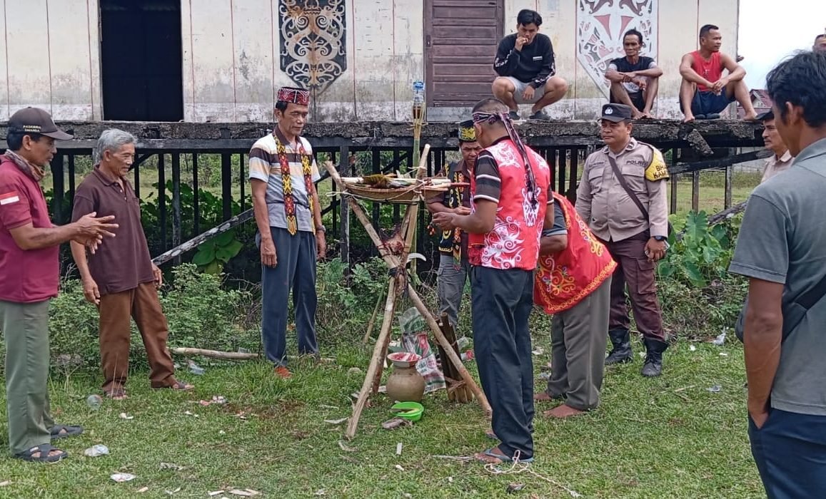 Warga dan tokoh adat Kecamatan Kuala Behe mengikuti prosesi pemasangan adat Balala Tutup Saka di Rumah Radakng, Dusun Sejaya, Desa Kuala Behe, Kabupaten Landak, Jumat (23/5/2025). Dok. Faktakalbar.id