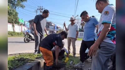 Foto: Gerakan Jumat Bersih yang dihadiri Wakil Bupati Landak, Erani beserta ASN dan staf OPD di Lingkungan Pemkab Landak. Dok. Erani/Facebook