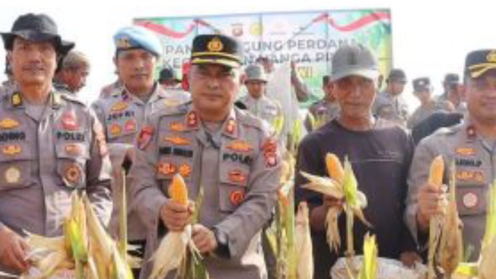 Kapolres Melawi bersama petani dan stakeholder lainnya saat panen jagung perdana di Desa Kelakik, Nanga Pinoh, Jumat (23/05/2025). Dok. HO/Faktakalbar.id