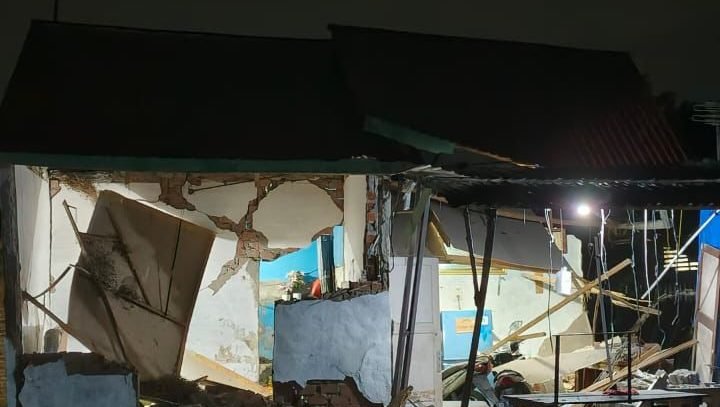Kondisi rumah warga yang rusak akibat gempa bermagnitudo 6.3 di Kota Bengkulu, Jumat (23/5/2025). Foto: HO/Faktakalbar.id