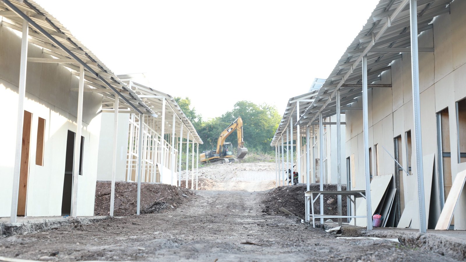 Proses pembangunan hunian sementara (huntara) tahap III di Konga, Kabupaten Flores Timur, Nusa Tenggara Timur, Jumat (23/5). Foto: HO/Faktakalbar.id