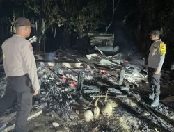 Sisa-sisa bangunan rumah yang hangus terbakar usai kebakaran hebat di Meliau, Kabupaten Sanggau. Tak ada korban jiwa dalam insiden ini. Foto: HO/Faktakalbar.id