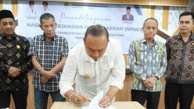 Bupati Ketapang, Alexander Wilyo, menandatangani NPHD bersama perwakilan 163 lembaga penerima hibah di Ruang Rapat Utama Kantor Bupati Ketapang, Jumat (23/5/2025). Foto: HO/Faktakalbar.id