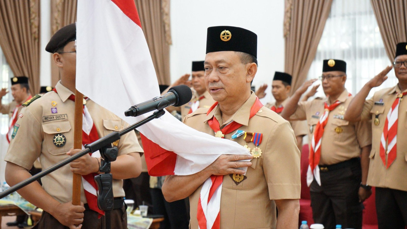Proses pengukuhan Ketua Mabicab Gerakan Pramuka Kota Pontianak, Edi Rusdi Kamtono oleh Ketua Kwarda Kalbar, Syarief Abdullah Alkadrie. Foto: HO/Faktakalbar.id