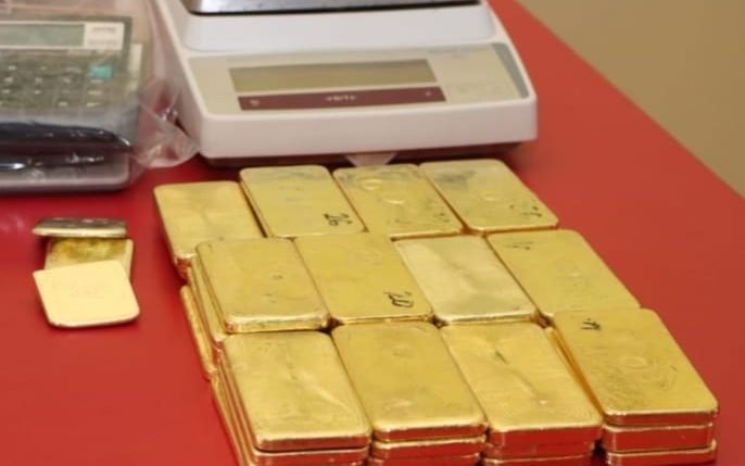 Barang bukti emas ilegal yang disita oleh Satreskrim Polresta Pontianak dari penggerebekan di sebuah ruko di Komplek Perdana Square, Kecamatan Pontianak Selatan. Total 47 keping emas ditampilkan bersama timbangan digital saat konferensi pers, Selasa (20/5/2025). (Foto: Humas Polresta Pontianak)