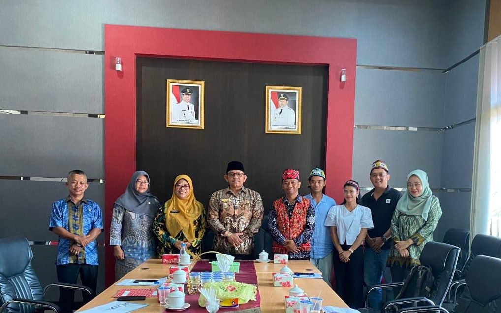 Perwakilan PDKS Sambas saat audensi bersama wakil Bupati Sambas, Heroaldi, Jumat (23/5/2025). Dok. DNS/Faktakalbar.id