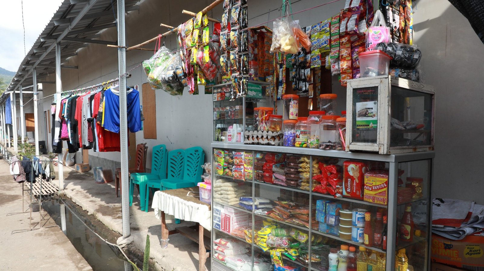 Warung usaha kecil yang dibuka oleh penyintas erupsi Gunung Lewotobi Laki-Laki di Huntara Desa Konga, Kecamatan Titehena, Kabupaten Flores Timur, Nusa Tenggara Timur, Sabtu (24/5). Foto: HO/Faktakalbar.id