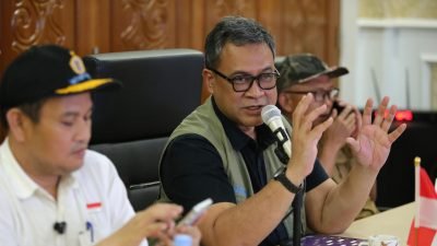 Deputi Bidang Sistem dan Strategi BNPB, Raditya Jati memberikan arahan dalam rapat koordinasi penanganan pascagempabumi M 6.3 Bengkulu di Kantor Gubernur Bengkulu, Kota Bengkulu, Sabtu (24/5). Foto: HO/Faktakalbar.id