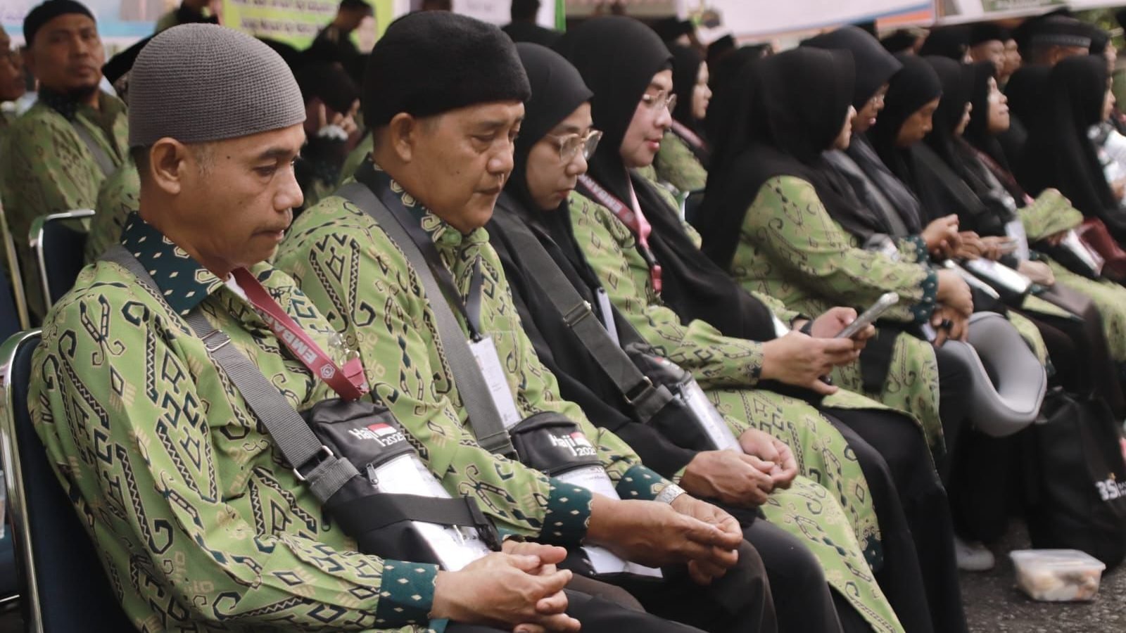 135 rombongan calon jemaat haji melakukan pelepasan di Halaman Pendopo Bupati Sintang sebelum melakukan keberangkatan ke tanah suci, Senin (26/5/2025). Dok. Ist.