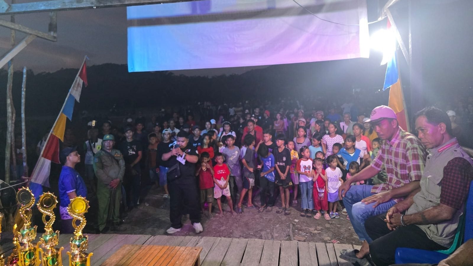 Suasana meriah dan antusiasme warga Desa Saham saat mengikuti penutupan Turnamen Sepak Bola Naik Dango Cup ke-XV Tahun 2025 di Lapangan Dusun Padang, Kecamatan Sengah Temila, Kabupaten Landak, Minggu (25/5/2025). Foto: HO/Faktakalbar.id