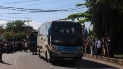 Bus yang mengangkut jamaah calon haji asal Kabupaten Sanggau bergerak menuju Asrama Haji Pontianak, Minggu (25/5/2025). Foto: HO/Faktakalbar.id