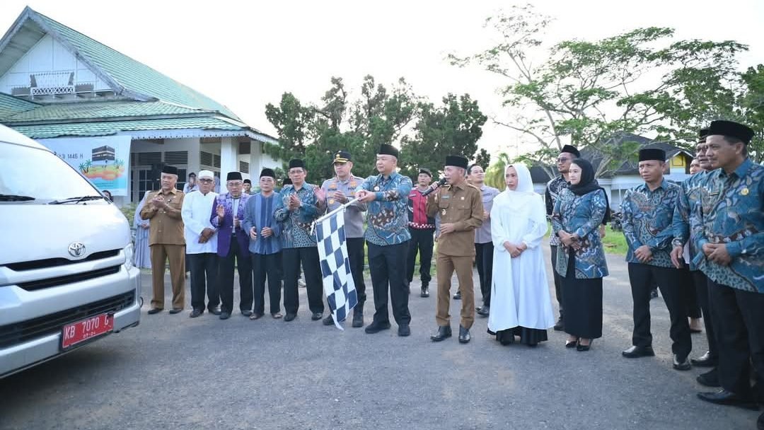Bupati dan Wakil Bupati Ketapang melepas keberangkatan 244 Calon Jamaah Haji Ketapang di Pendopo Bupati, Senin (26/5/2025). Foto: HO/Faktakalbar.id