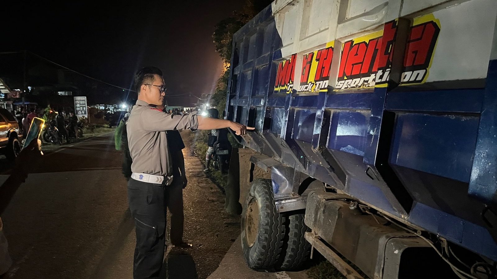 Petugas Satlantas Polres Sekadau saat melakukan olah TKP kecelakaan maut di Jalan Merdeka Selatan, Desa Sungai Ringin, Minggu malam (25/5/2025). (Ist)