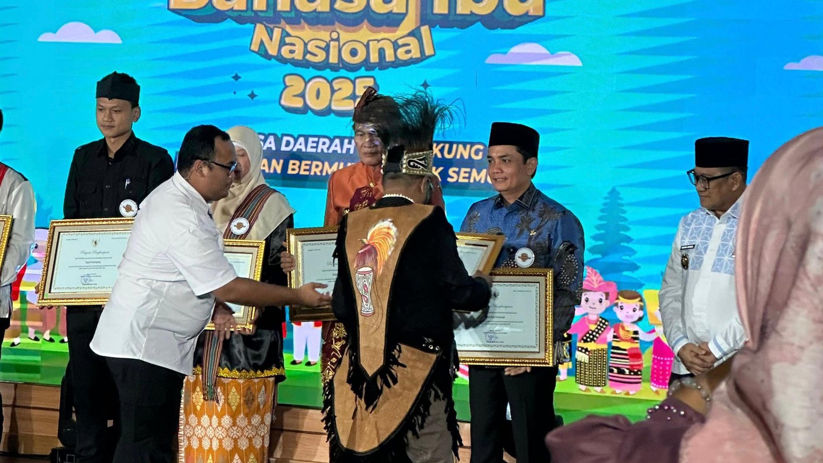 Wakil Wali Kota Pontianak Bahasan saat menerim piagam penghargaan atas dedikasi dan kinerja dalam mendukung pelesatarian bahasa daerah melalui program Revitalisasi Bahasa Daerah Tahun 2024. Foto: HO/Faktakalbar.id