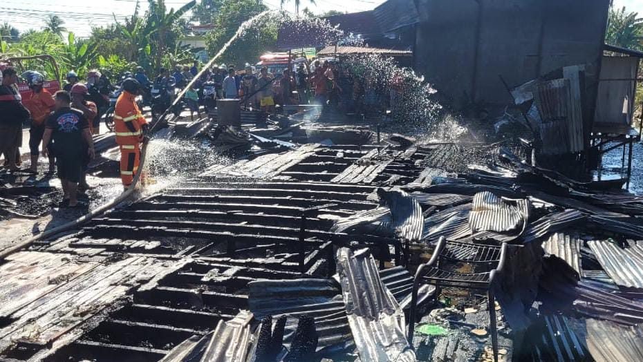 Foto: Kebakaran di Sungai Rengas, Kabupaten Kubu Raya hanguskan 4 kios penjual sembako dan bengkel sepeda motor pada hari Minggu (25/5/2025). Dok. HO/Faktakalbar.id