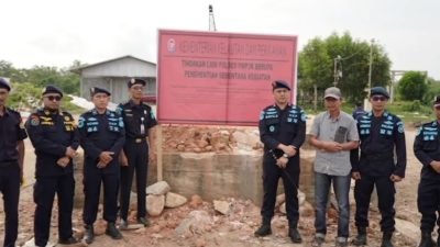 Petugas dari Kementerian Kelautan dan Perikanan (KKP) bersama tim pengawas Stasiun PSDKP Pontianak saat menyegel lokasi proyek reklamasi milik PT AJK di Teluk Batang, Kabupaten Kayong Utara, karena tidak memiliki izin pemanfaatan ruang laut. (Foto: Faktakalbar.id)