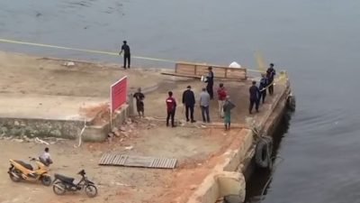 Petugas PSDKP Pontianak bersama pihak keamanan saat menyegel lokasi dermaga PT AJK di Teluk Batang, Kayong Utara. (Humas/KKP) Dok. Faktakalbar.id