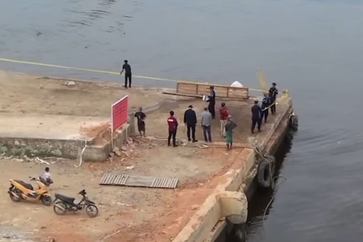 Petugas PSDKP Pontianak bersama pihak keamanan saat menyegel lokasi dermaga PT AJK di Teluk Batang, Kayong Utara. (Humas/KKP) Dok. Faktakalbar.id