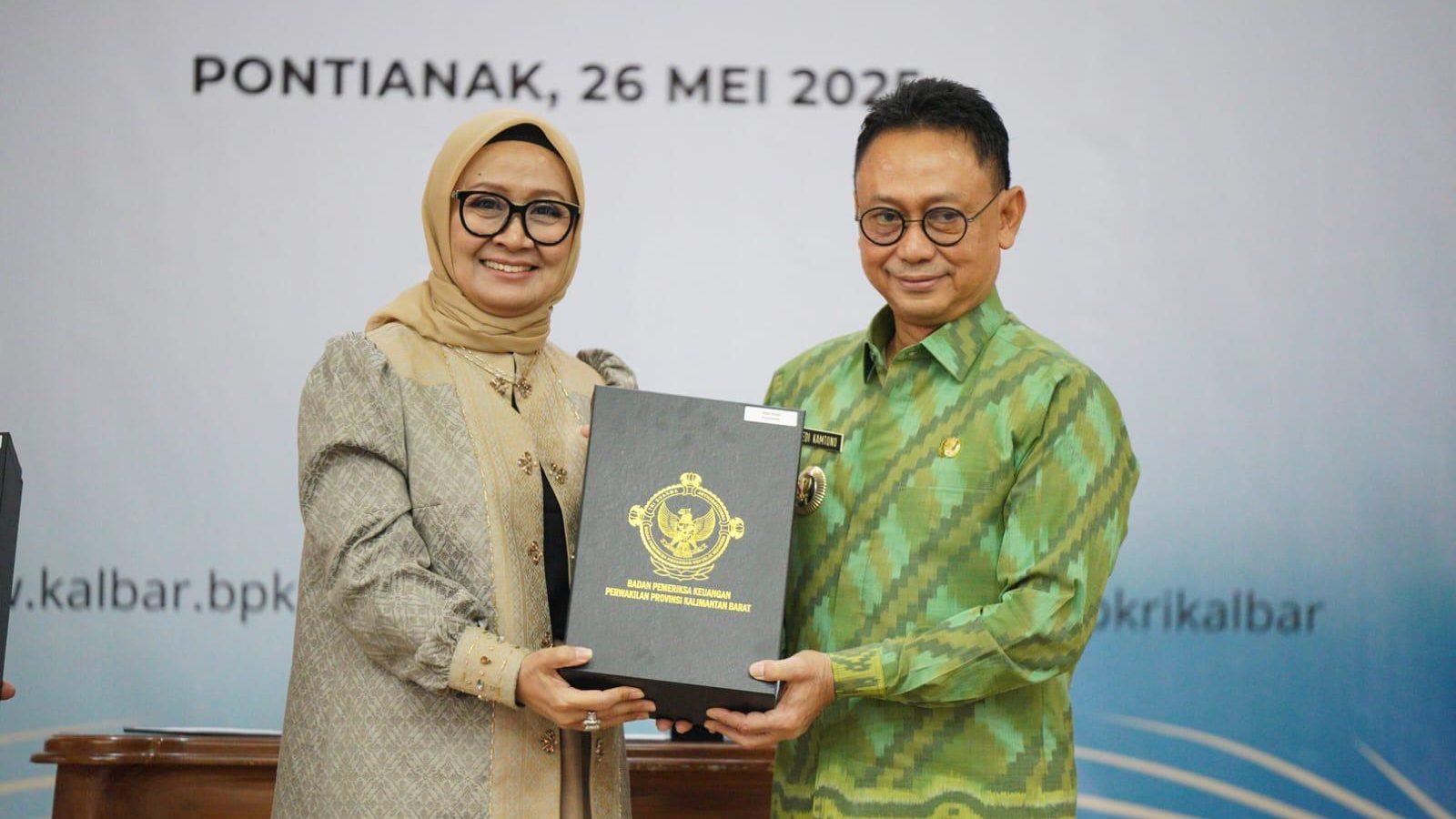 Kepala BPK Perwakilan Provinsi Kalbar, Sri Haryati menyerahkan LHP LKPD Pemerintah Kota Pontianak tahun 2024 kepada Wali Kota Pontianak Edi Rusdi Kamtono, dengan opini Wajar Tanpa Pengecualian (WTP). Foto: HO/Faktakalbar.id
