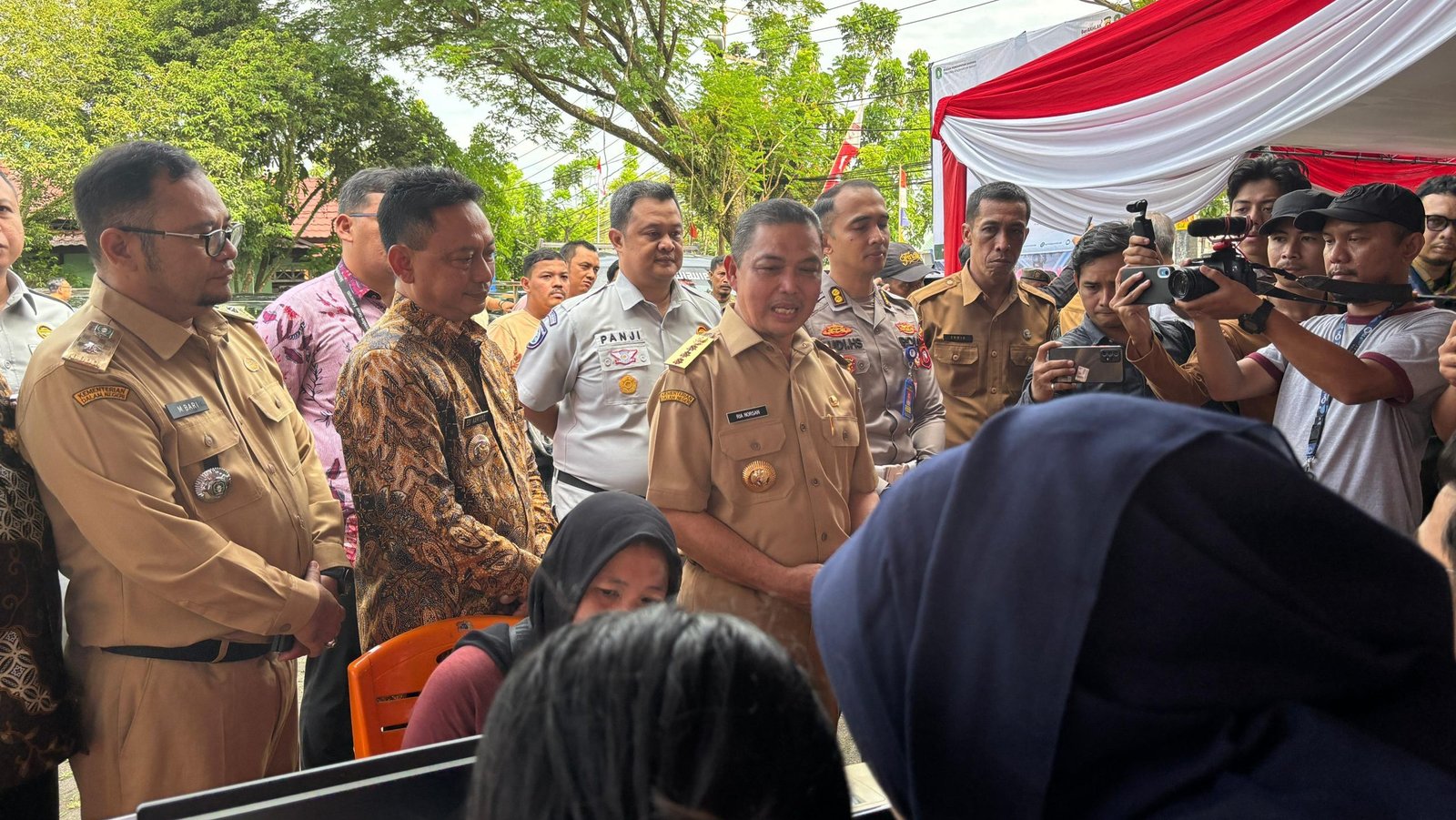 Gubernur Kalbar Ria Norsan bersama Wali Kota Pontianak Edi Rusdi Kamtono meninjau pelayanan pajak usai diluncurkannya SAMSAT GOKATAN di halaman Kantor Camat Pontianak Barat. Foto: HO/Faktakalbar.id