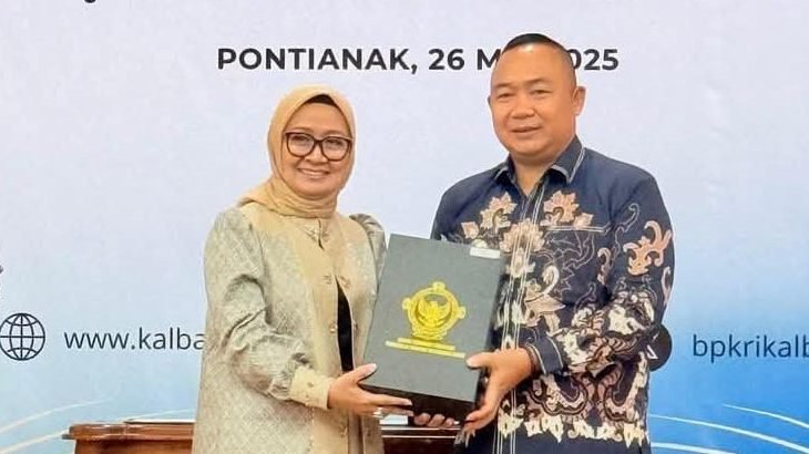 Bupati Ketapang Alexander Wilyo menerima LHP dari BPK sebagai bentuk apresiasi atas capaian opini WTP 11 kali berturut-turut. Foto: HO/Faktakalbar.id