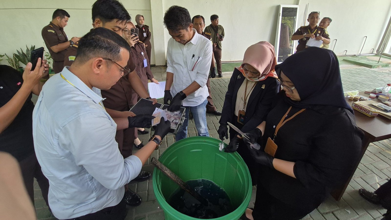 Proses pemusnahan barang bukti narkotika oleh Kejari Singkawang, disaksikan oleh jajaran Polres dan instansi terkait. Foto: HO/Faktakalbar.id