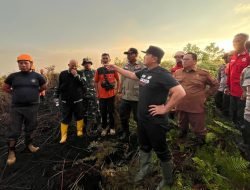 Bupati dan Wakil Kubu Raya Sujiwo dan Sukiryanto Bersama Tim Gabungan Karhutla Tinjau Lokasi Kebakaran di Samping SMAN 4