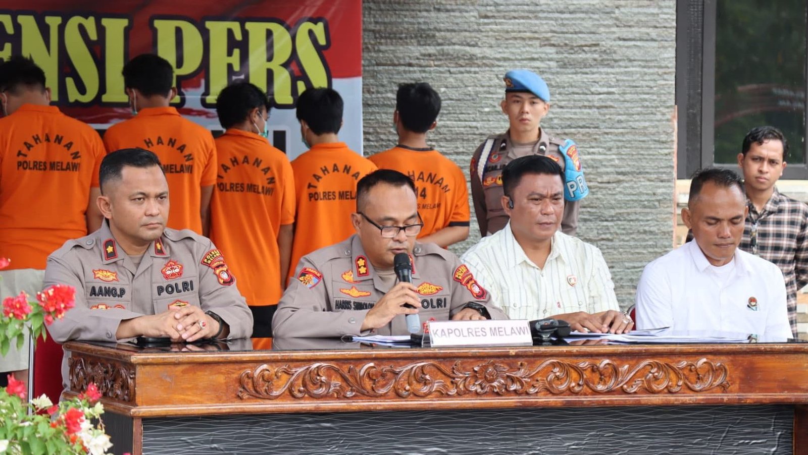 Kapolres Melawi AKBP Harris Batara Simbolon bersama jajaran memaparkan kasus pengungkapan narkoba di Mapolres Melawi, Selasa (27/5/2025).