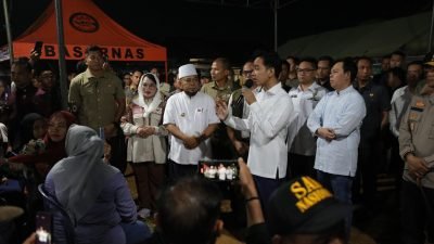 Wakil Presiden RI, Gibran Rakabuming menyapa dan memberi arahan kepada masyarakat terdampak gempabumi M 6.0 di Perumahan Rafflesia Asri, Betungan, Kota Bengkulu, Selasa (27/5). Foto: HO/Faktakalbar.id
