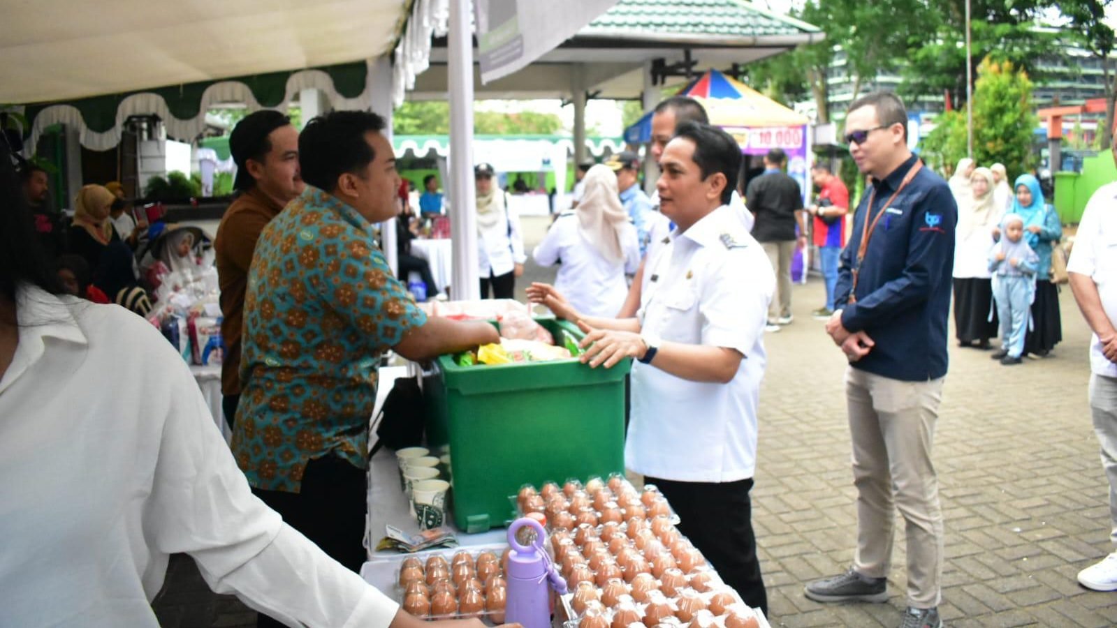 Wakil Wali Kota Pontianak Bahasan menyerahkan secara simbolis paket sembako kepada warga yang berbelanja di pasar murah Kecamatan Pontianak Utara. Foto: HO/Faktakalbar.id