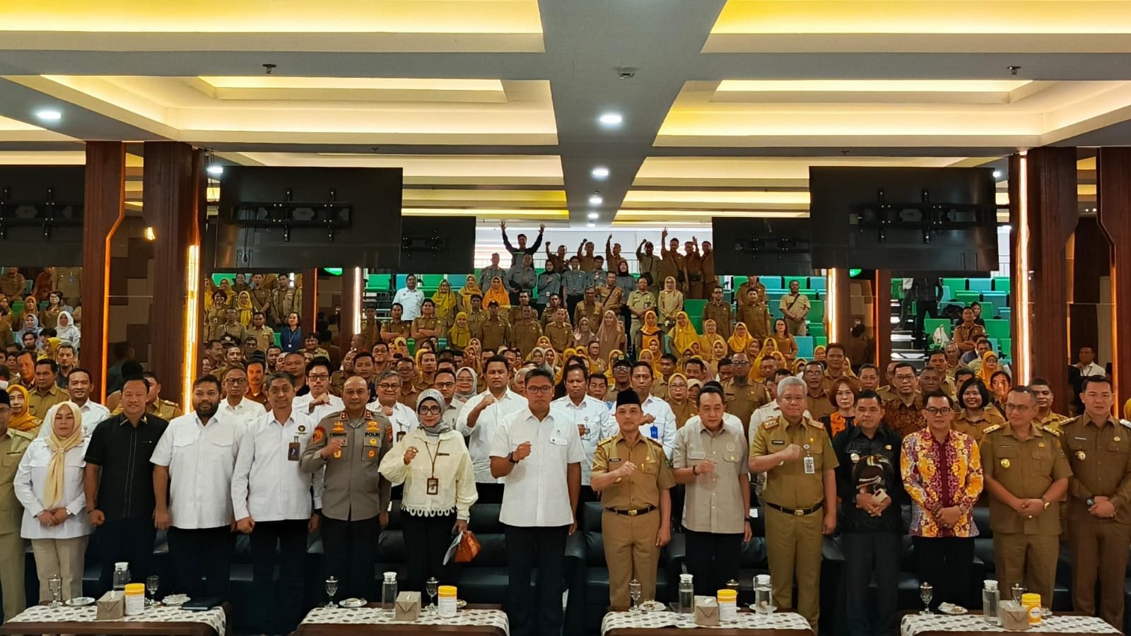 Foto: Wamentan RI, Sudaryono dan Gubernur Kalimantan Barat, Ria Norsan bersama dengan jajaran forkopimda dan kepada desa dalam Peluncuran dan Dialog Pembentukan Koperasi Desa Merah Putih, Selasa (27/5/2025). Dok. Mario/Faktakalbar.id