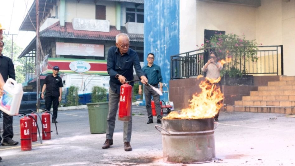 GM Aston Pontianak memadamkan api menggunakan APAR Pontianak, (27/5/2025). Foto: HO/Faktakalbar.id