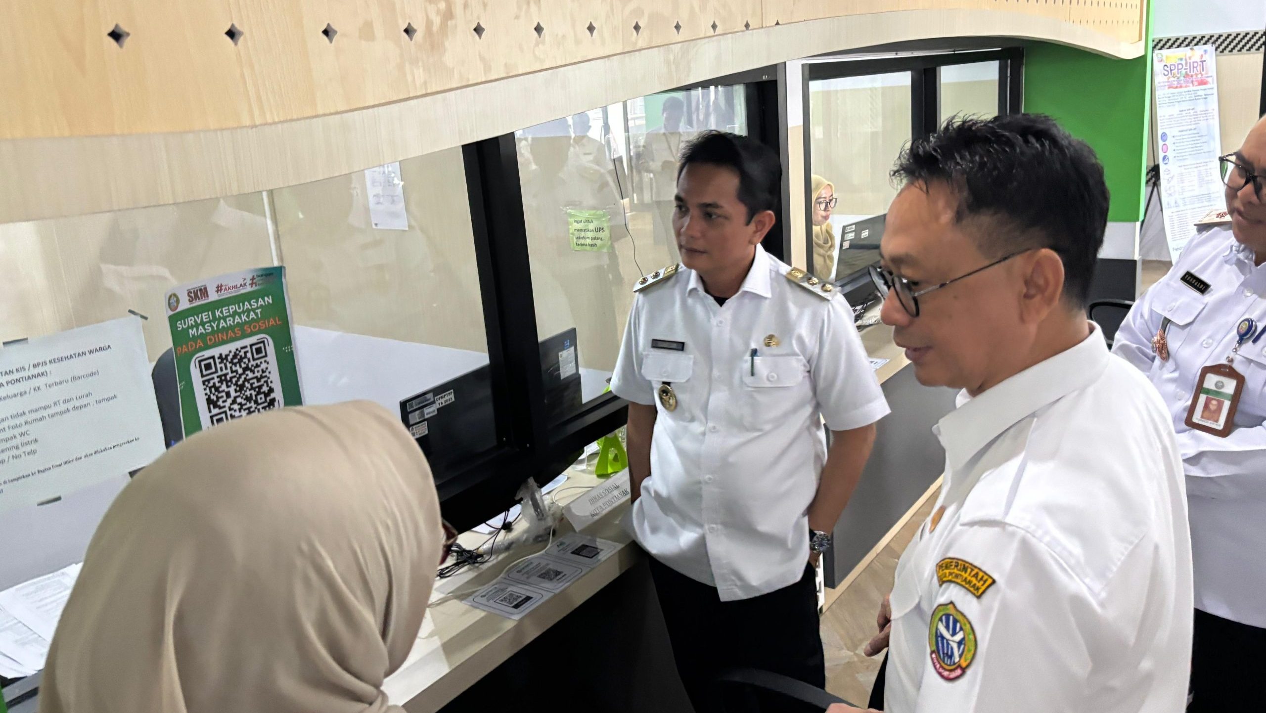 Wali Kota Pontianak Edi Rusdi Kamtono bersama Wakil Wali Kota Bahasan meninjau loket pelayanan di Mal Pelayanan Publik. Foto: HO/Faktakalbar.id