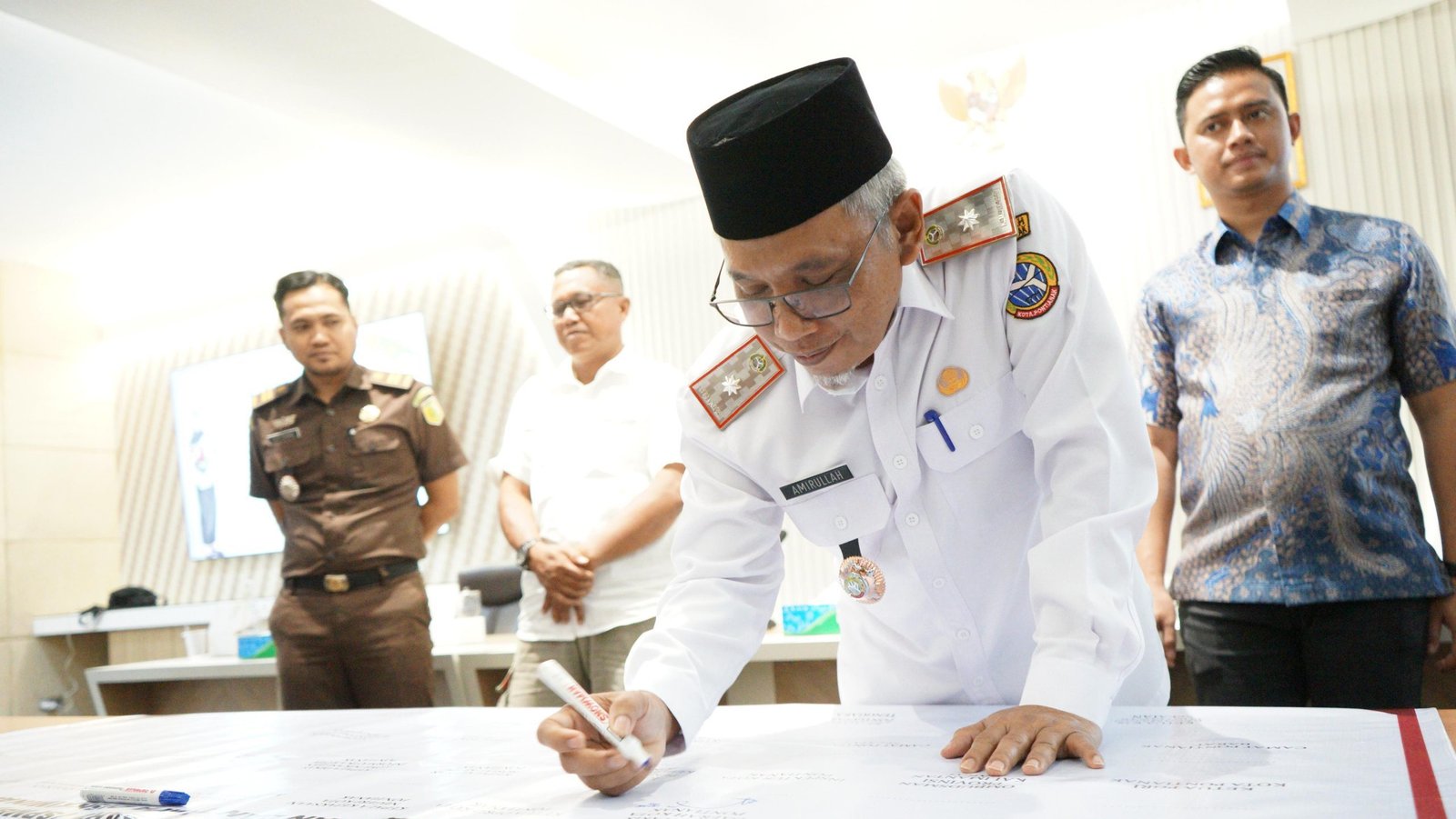 Penandatanganan Pakta Integritas dan Komitmen Bersama dalam pelaksanaan Sistem Penerimaan Murid Baru (SPMB) 2025. Foto: HO/Faktakalbar.id