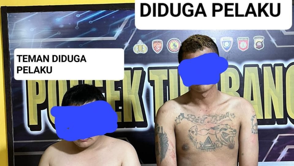 Warga tangkap Terduga pelaku perampokan (kanan) bersama temannya (kiri) di rumah warga Desa Wonorejo, Ketapang, usai korban berteriak minta tolong. Dok. HO/Faktakalbar.id