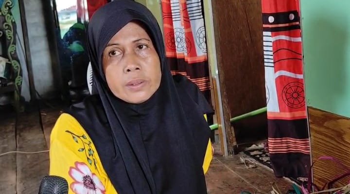 Darlina, ibu rumah tangga penganyam tikar tradisional yang berhasil menembus pasar internasional di Malaysia. (Dok. Ist)