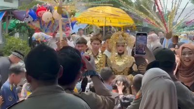Prosesi belarak pengantin di Kartiasa Sambas. (Istimewa)
