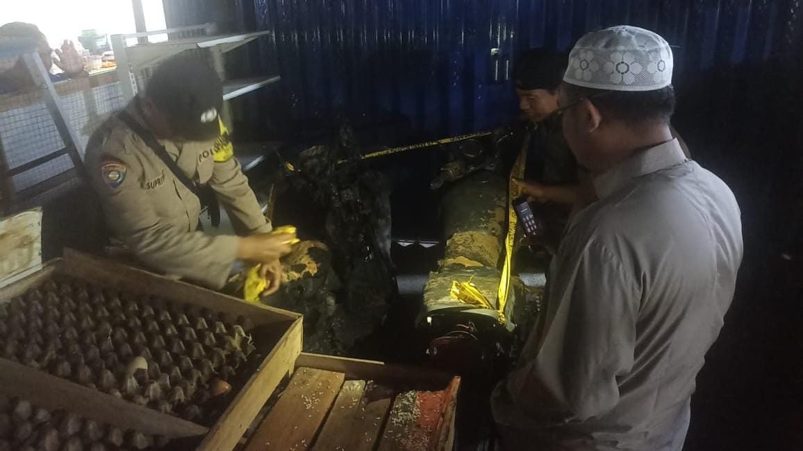 Foto: Kedua motor yang terbakar di Desa Pal Sembilan telah diamankan untuk penyelidikan lebih lanjut penyebab kebakarannya. Dok. HO/Faktakalbar.id