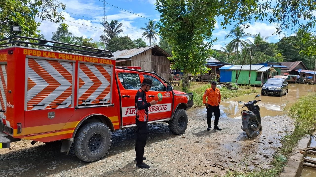 Tim BPBD Penajam Paser Utara bersama unsur terkait melakukan pemantauan di Kecamatan Sepaku, Kabupaten Penajam Paser Utara, Provinsi Kalimantan Timur, pada Rabu (28/5) Sumber Foto : BPBD Penajam Paser Utara