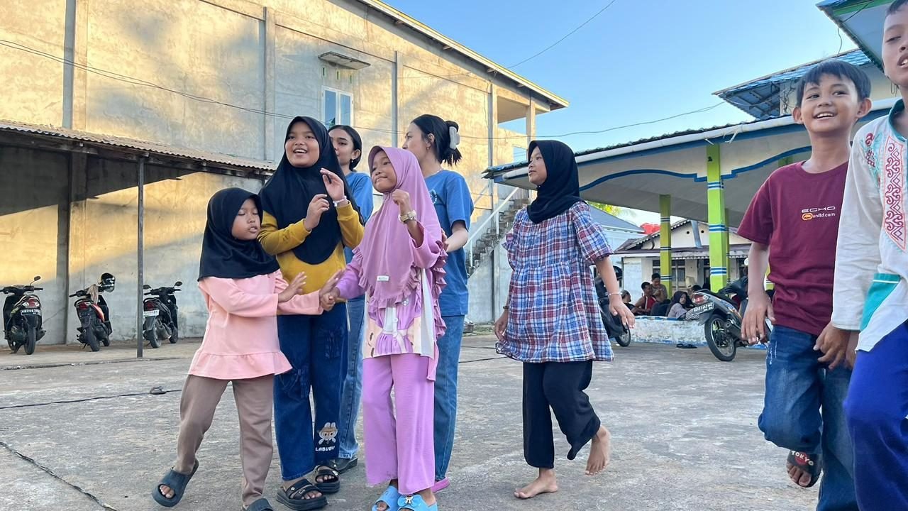 Almyra Humairoh saat latihan memerankan karakter Lea dalam drama musikal Pahlawan Kecil Desa Jeruju Besar. Foto: HO/Faktakalbar.id