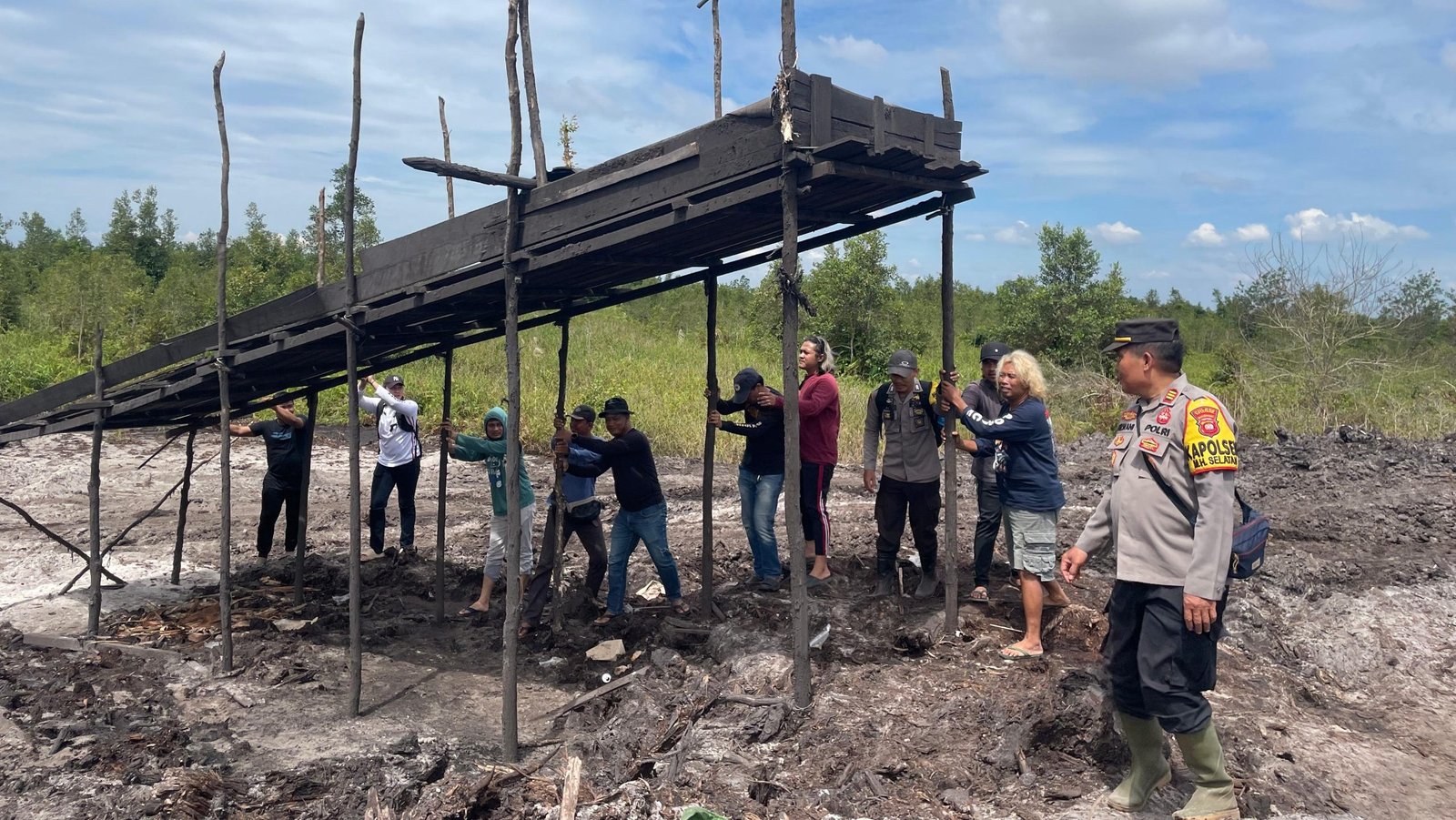 Sejumlah alat yang digunakan untuk aktivitas PETI disita dan dimusnahkan oleh tim gabungan saat operasi penertiban. Foto: HO/Faktakalbar.id