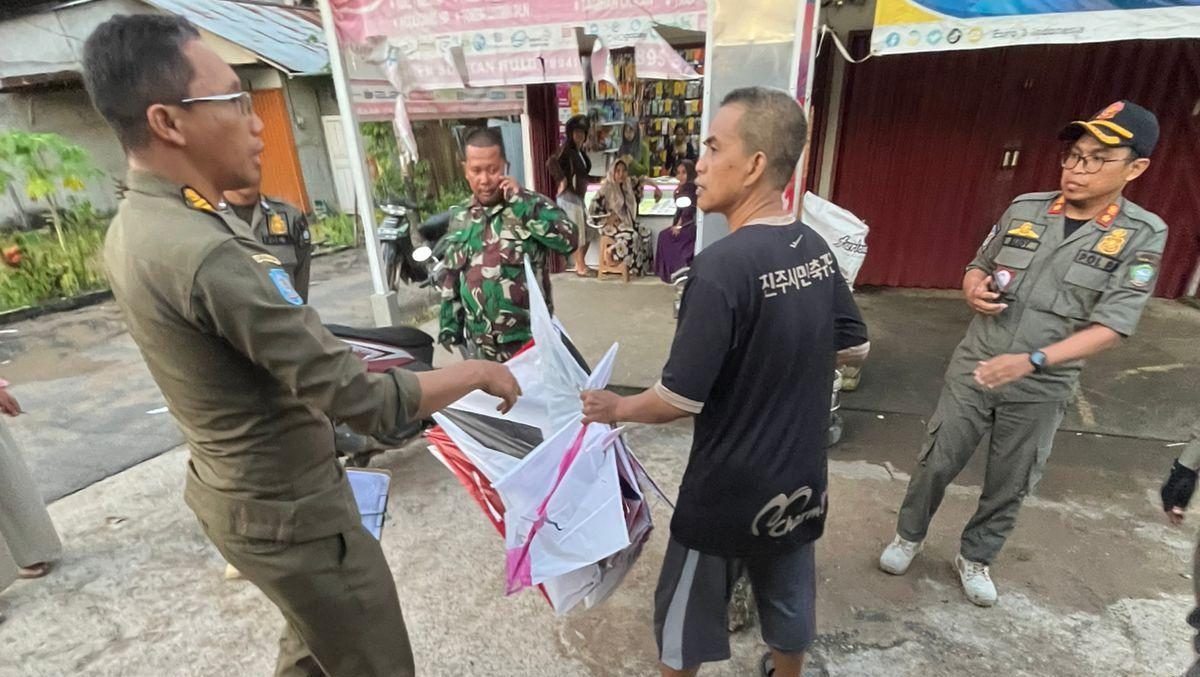 Sejumlah anggota Satpol PP Kota Pontianak menertibkan layangan di wilayah Pontianak Utara. Foto: HO/Faktakalbar.id