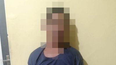 Pelaku saat diamankan di Mapolres Ketapang usai diduga melakukan tindak asusila terhadap nenek kandungnya, Senin (26/05/2025). Foto: HO/Faktakalbar.id