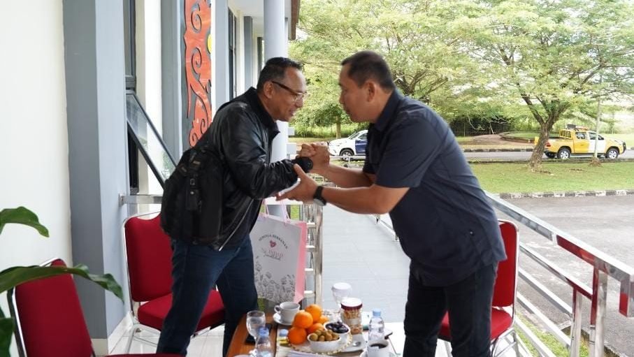 Pangdam XII/Tpr Mayjen TNI Jamallulael melepas keberangkatan Komisi I DPR RI di Bandara Supadio, Kubu Raya, Kamis (29/5/2025). Foto: HO/Faktakalbar.id