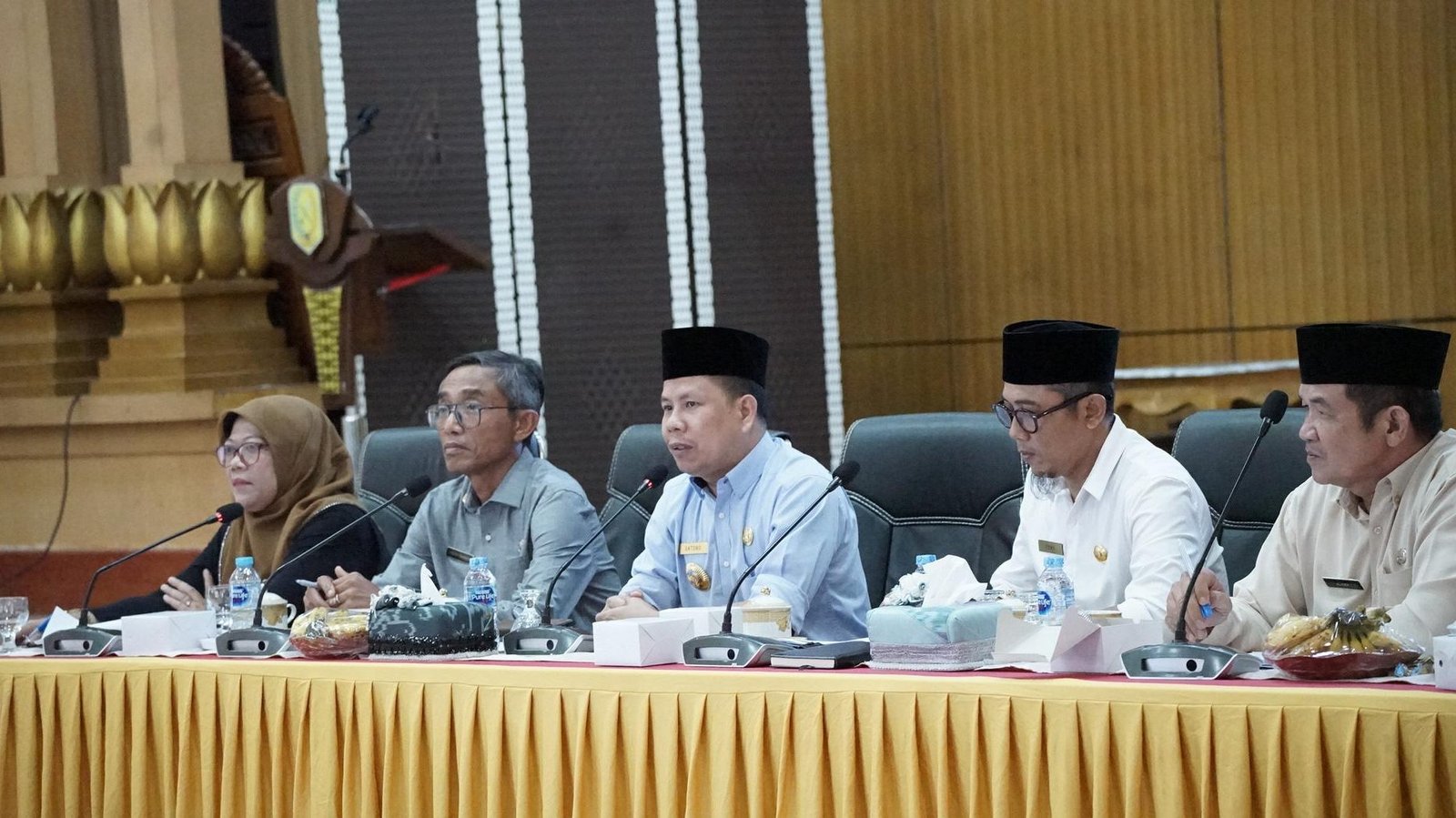 Bupati Sambas, Satono, memimpin rapat koordinasi percepatan pembentukan Koperasi Desa Merah Putih di Kabupaten Sambas. Foto: HO/Faktakalbar.id