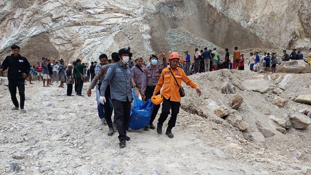 Petugas SAR gabungan saat mengevakuasi korban longsor di tambang Gunung Kuda, Desa Cipanas, Kabupaten Cirebon, Jawa Barat, Jumat (30/5/2025). Dok. HO/Faktakalbar.id