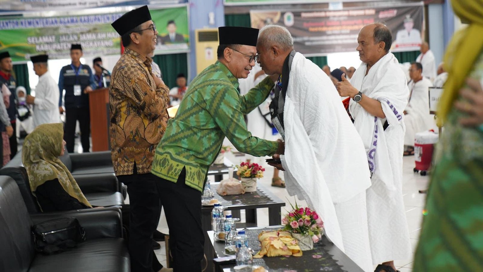 Wali Kota Pontianak Edi Rusdi Kamtono menyampaikan ucapan selamat jalan kepada para Jemaah Calon Haji asal Kota Pontianak yang akan berangkat ke tanah suci dari Embarkasi Batam. Foto: HO/Faktakalbar.id