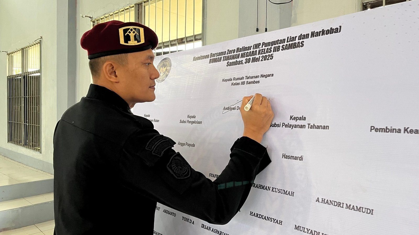 Rumah Tahanan (Rutan) Kelas IIB Sambas melaksanakan apel sekaligus Deklarasi Zero Halinar (Handphone, Pungutan Liar, dan Narkoba) Jum'at (30/5/2025). (ist)