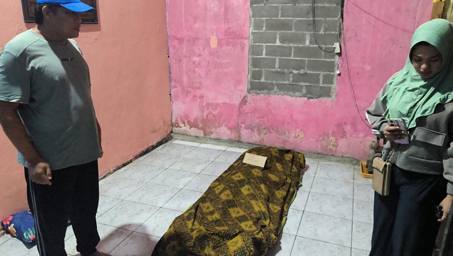 Foto: Seorang pria berinisial JI ditemukan tewas gantung diri di rumah kakaknya di Desa Sungai Rengas, Jumat (30/5/2025) dini hari. Dok. HO/Faktakalbar.id