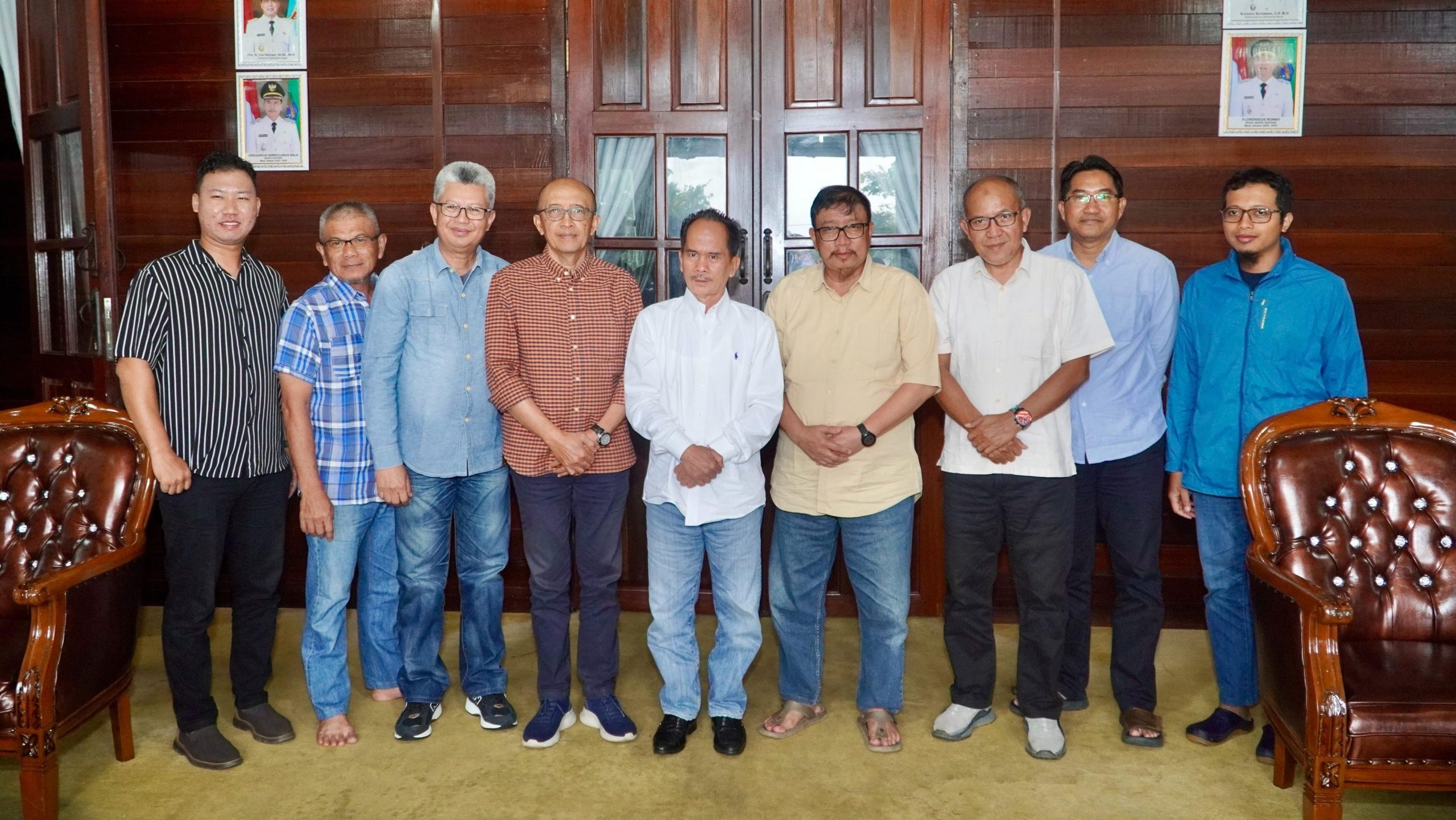 Bupati Sintang, Gregorius Herkulanus Bala (tengah berbaju putih), berfoto bersama jajaran pengurus ICMI Kalbar usai pertemuan silaturahmi di Pendopo Bupati Sintang, Sabtu (31/5/2025). (Dok. RDL/Faktakalbar.id)